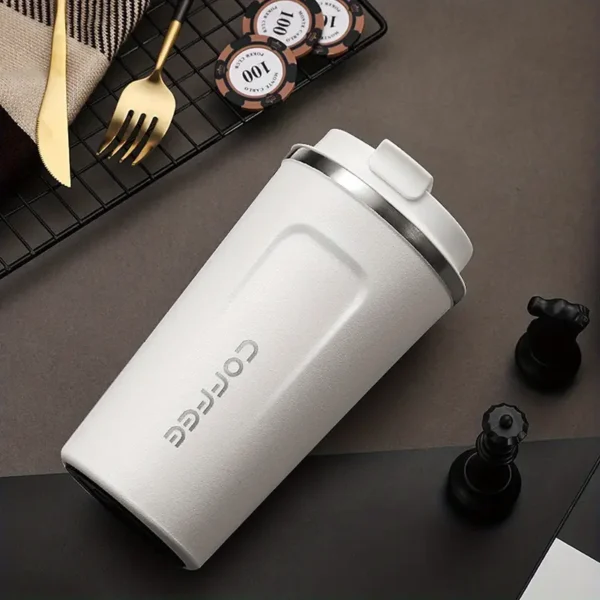 Mug connecté blanc – élégance et technologie - fingodor.com Mug intelligent blanc en gros plan sur fond sombre avec accessoires élégants