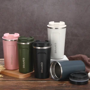 Six mugs intelligents connectés de différentes couleurs sur fond bois
