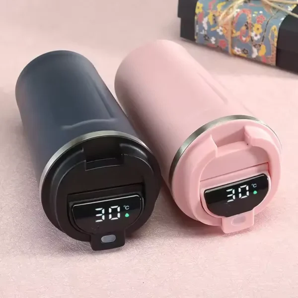 Mug connecté noir et rose – affichage température LED - fingodor.com Deux mugs isothermes noirs et roses affichant 30°C sur l'écran LED