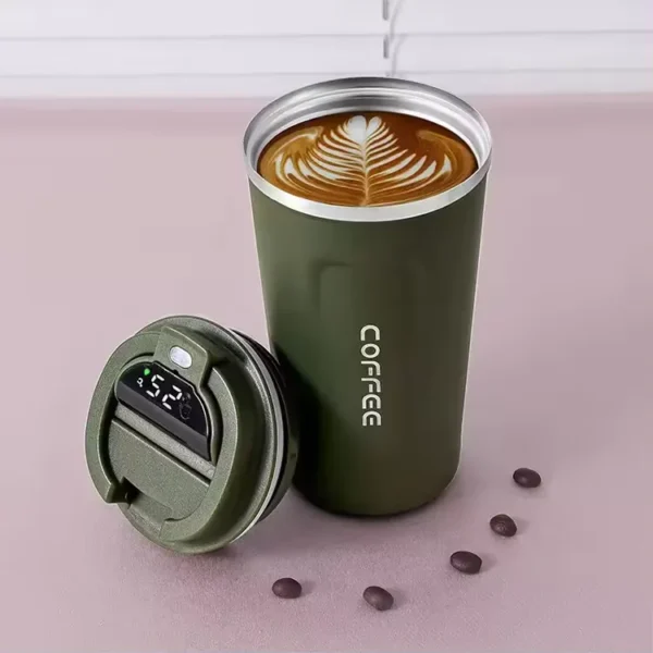Mug connecté vert avec affichage température et boisson chaude - fingodor.com Mug intelligent vert armée ouvert avec café latte et affichage LED