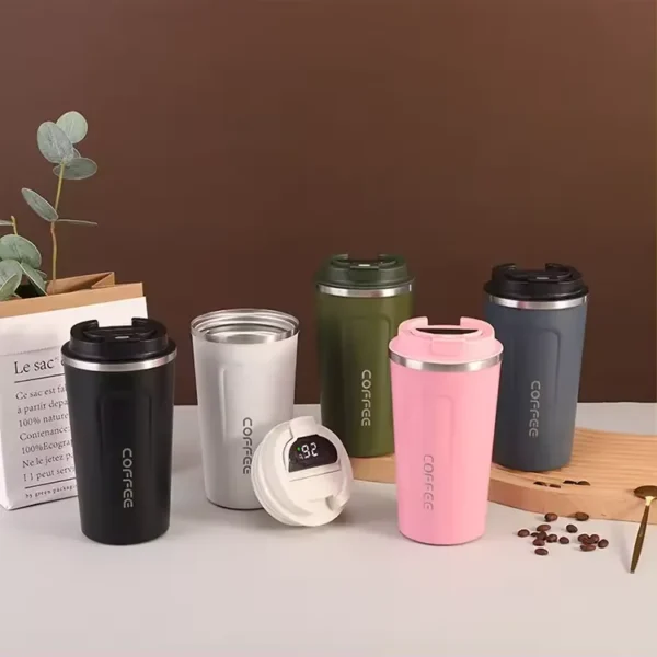 Lot de mugs intelligents avec affichage numérique – multi-couleurs - fingodor.com Collection de mugs intelligents de différentes couleurs avec couvercles détachables