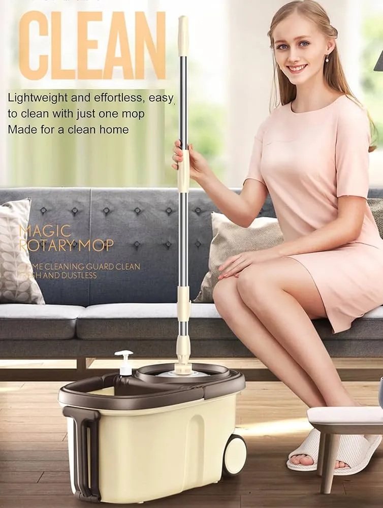 Femme utilisant un seau rotatif à double bac pour le nettoyage domestique.