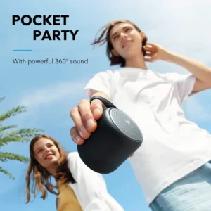 Soundcore Mini 3 tenue à la main pendant une fête en extérieur