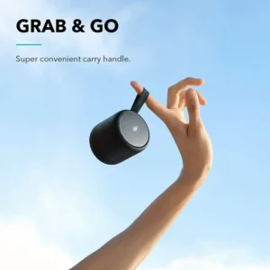 Enceinte Soundcore Mini 3 accrochée à un doigt grâce à sa sangle