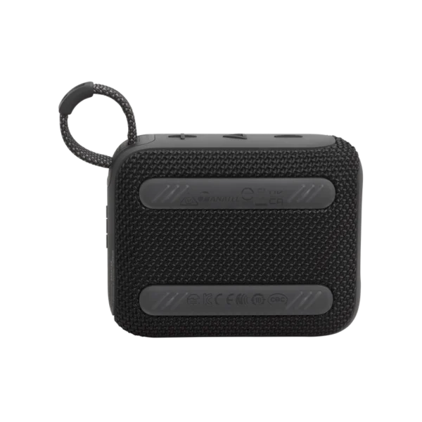 JBL GO 4 - Vue arrière - fingodor.com Vue arrière de l'enceinte Bluetooth JBL GO 4 avec revêtement en tissu et patins antidérapants.