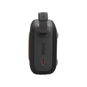 Port de charge USB-C de l'enceinte JBL GO 4 avec sangle intégrée.