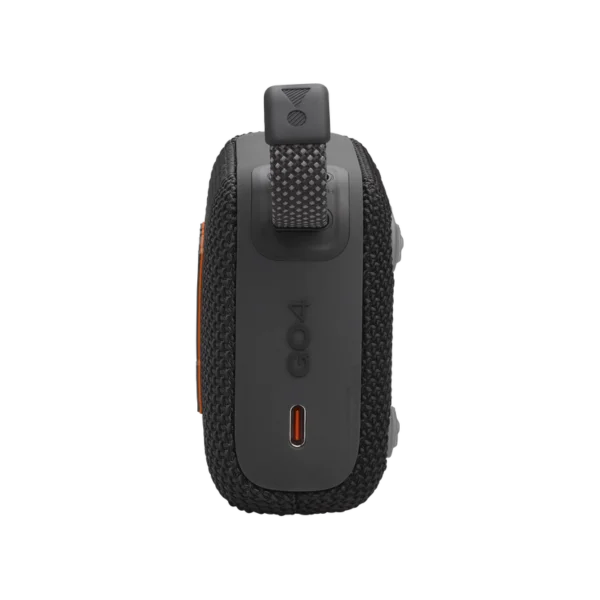 JBL GO 4 - Port USB-C - fingodor.com Port de charge USB-C de l'enceinte JBL GO 4 avec sangle intégrée.