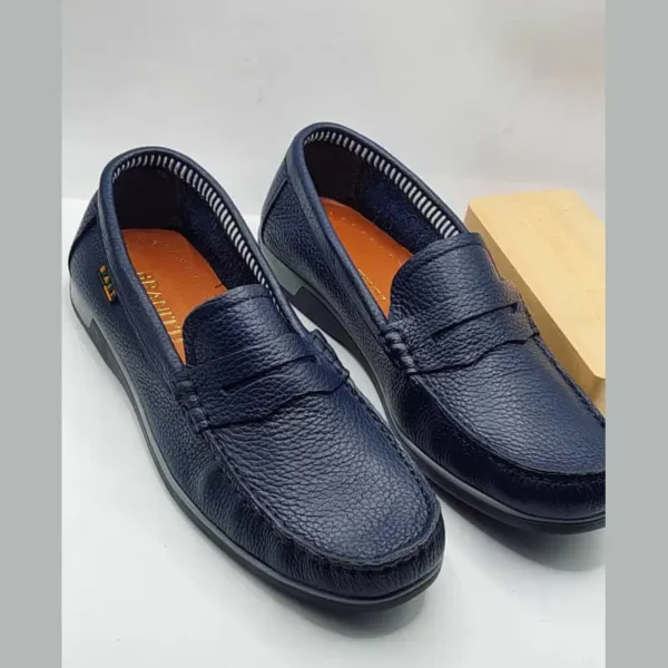 Mocassins en cuir bleu marine – Élégance et confort - fingodor.com Mocassins en cuir bleu marine pour homme avec finition grainée et semelle antidérapante.