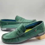 Mocassins en cuir vert pour homme avec finition grainée et semelle antidérapante.