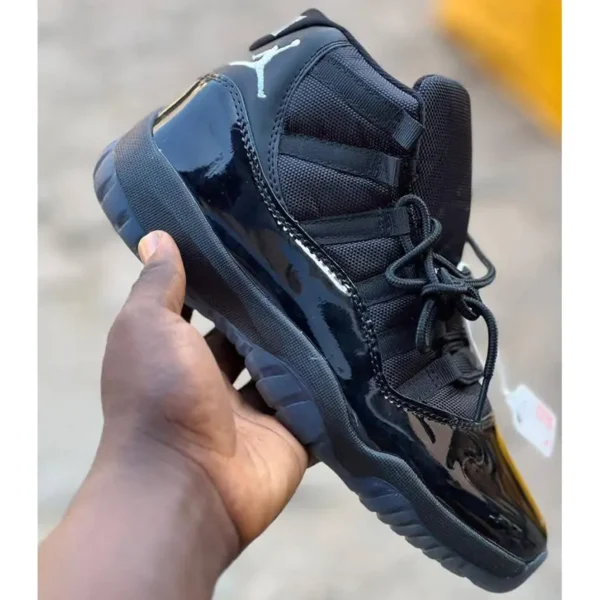 Basket montante noire brillante pour homme - fingodor.com Basket noire montante homme style basketball avec finition brillante