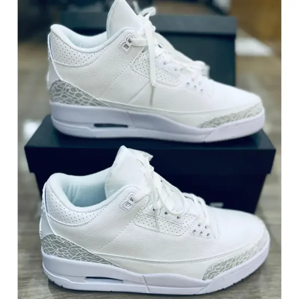 Baskets blanches classiques avec détails gris et semelle sport - fingodor.com Baskets blanches unisexe à semelle épaisse avec détails gris