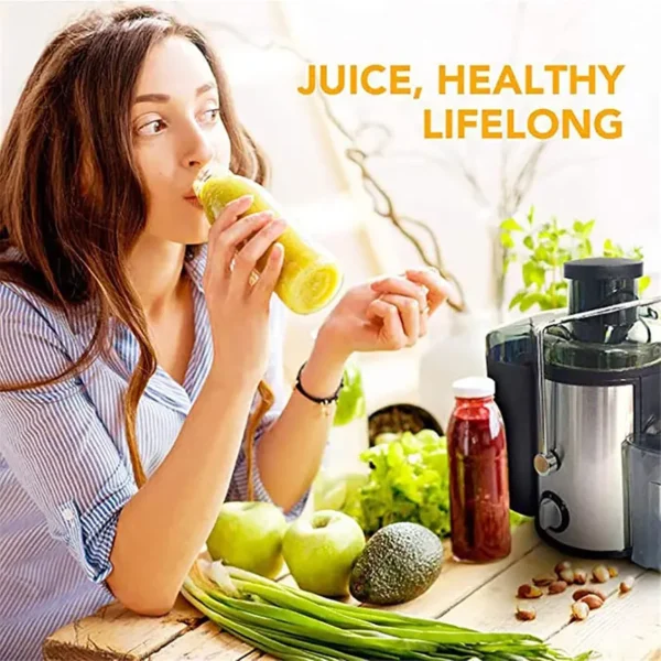 Bienfaits santé du jus naturel avec extracteur de jus - fingodor.com Femme buvant un jus vert frais à côté d’un extracteur de jus en inox
